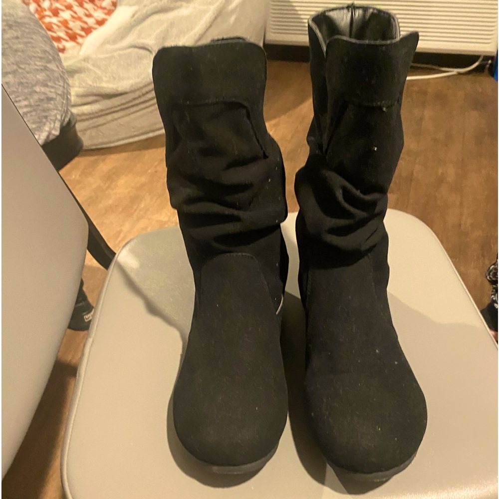 Size 8.5 brand new never worn beautiful boots!